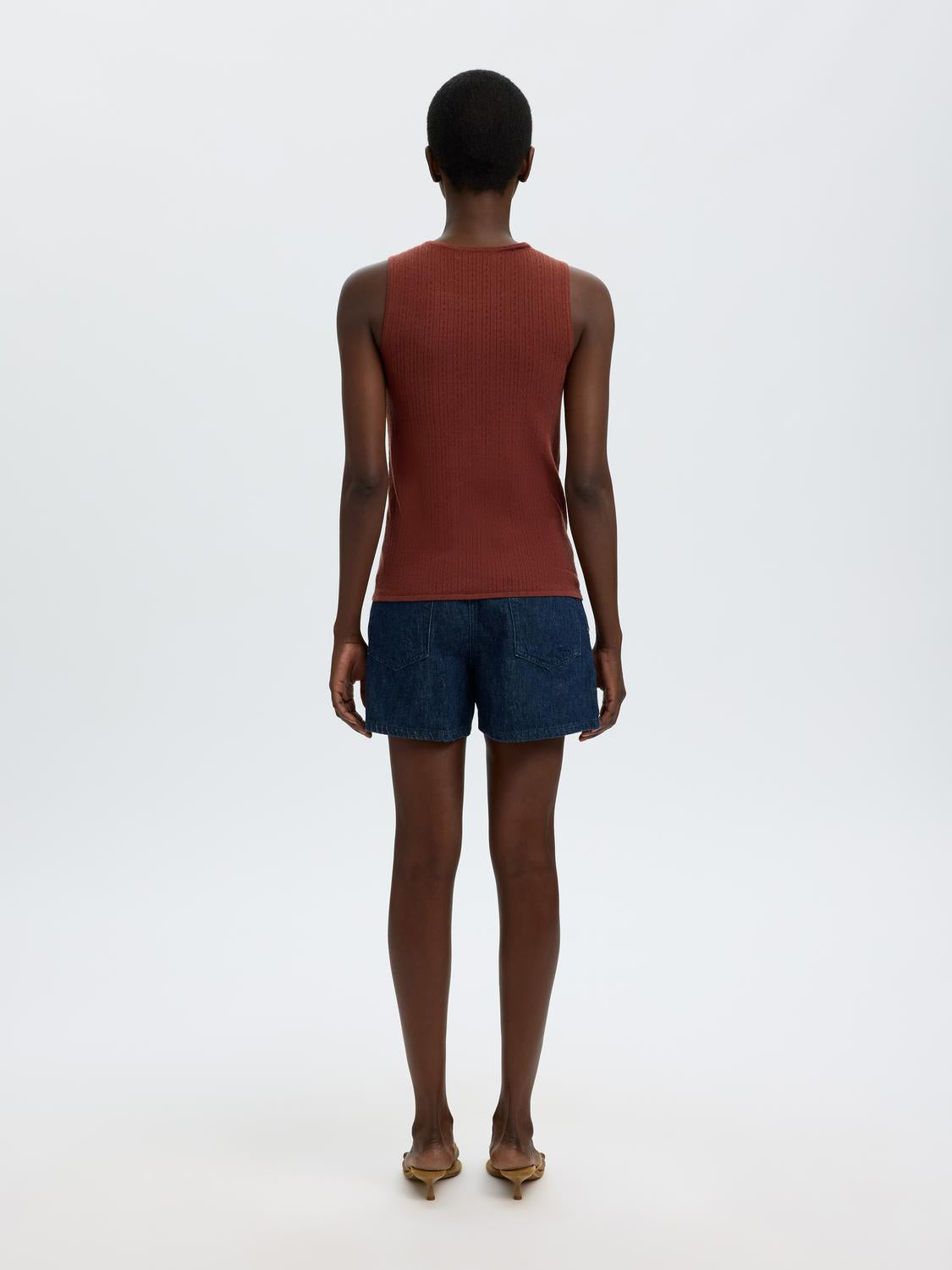 model_shot-back